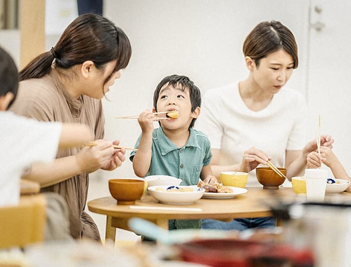 子ども食堂で子どもが美味しそうに食事をしている様子