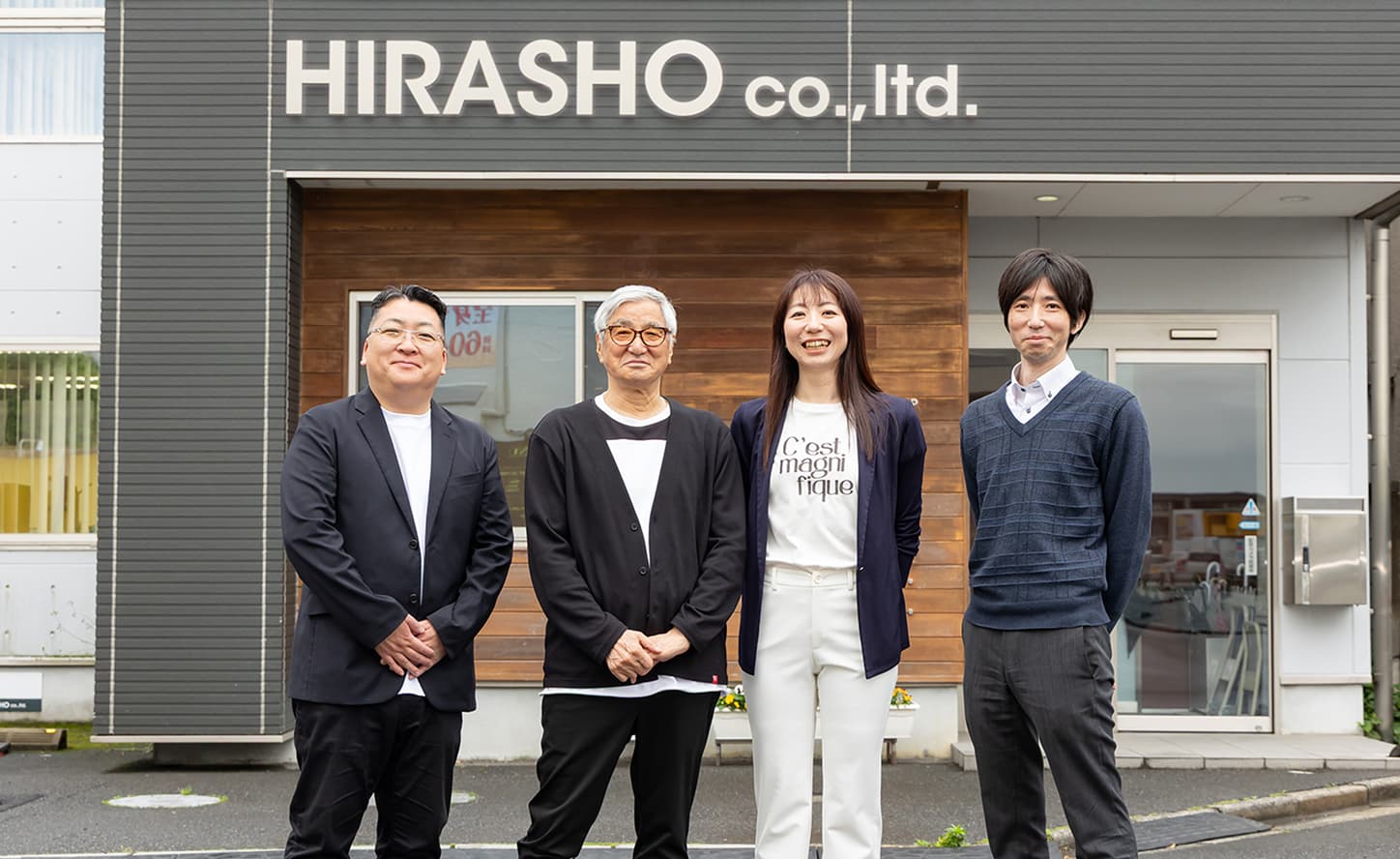 平小の社員が事務所の前に並んでいる様子