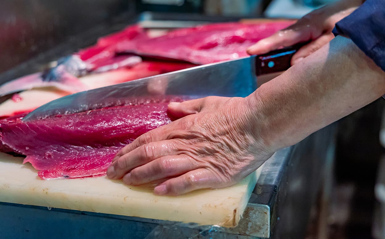 マグロを切っている様子